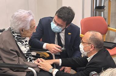 Foto del saludo del Presidente de la Generalitat de Cataluña y del Consejero de Derechos Sociales a Maria Branyas