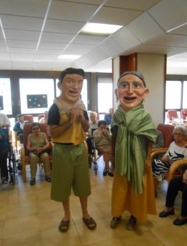 Els capgrossos del Tura preparats per a ballar Capgrossos del Tura