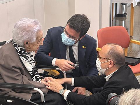 Foto del saludo del Presidente de la Generalitat de Cataluña y del Consejero de Derechos Sociales a Maria Branyas