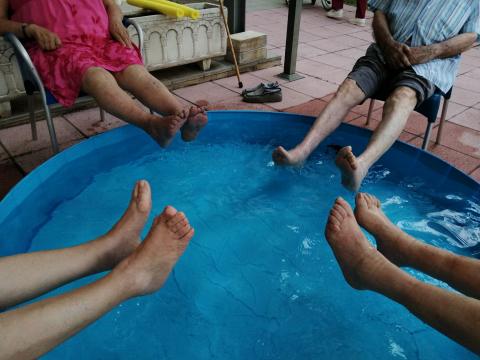 Hacemos aquagym en el patio de la Residència Santa Maria del Tura de Olot