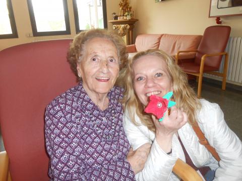 Els residents regalen una rosa a cada treballador, elaborada amb les seves pròpies mans.