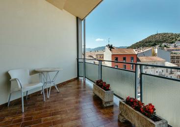 Fotografia de la terrassa d'una habitació, a la Residència Santa Maria del Tura