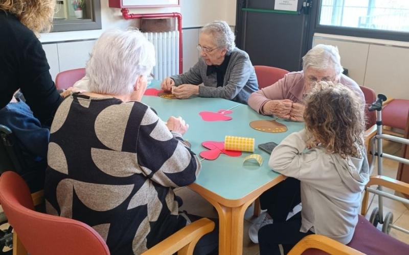 Per als infants, aquest contacte els permet descobrir altres maneres de viure, comprendre el pas del temps i desenvolupar empatia, respecte i curiositat cap a les persones majors. Per als infants, aquest contacte els permet descobrir altres maneres de viure, comprendre el pas del temps i desenvolupar empatia, respecte i curiositat cap a les persones majors.