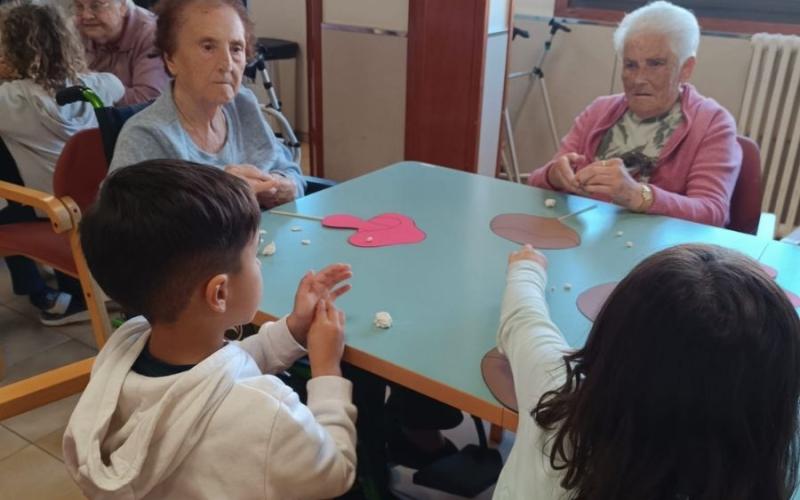 Comparteixen tallers de manualitats, música, jocs de psicomotricitat, contes, danses i altres dinàmiques participatives adaptades a tots dos col·lectius. Comparteixen tallers de manualitats, música, jocs de psicomotricitat, contes, danses i altres dinàmiques participatives adaptades a tots dos col·lectius.