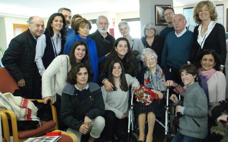 La sra. Maria Branyas, amb la seva família, en la celebració del seu 110è aniversari a la Residència del Tura d'Olot