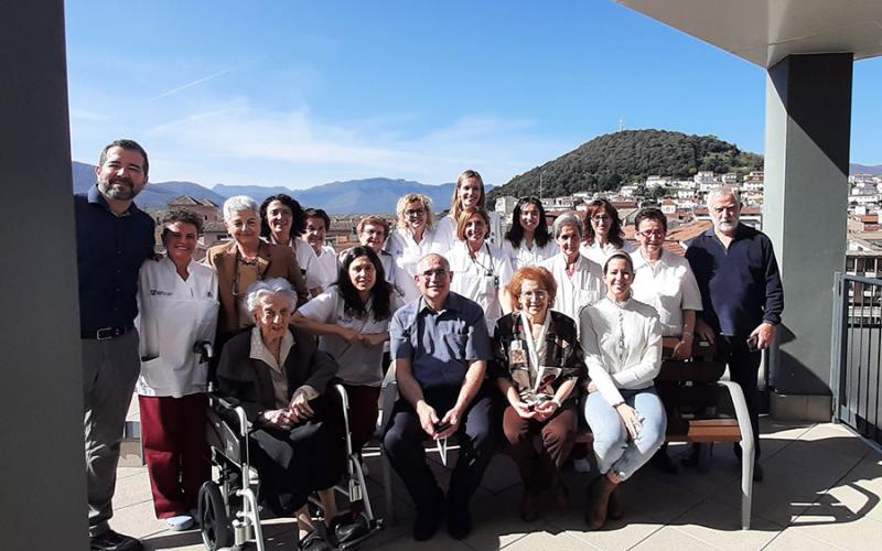 Imatge de grup de la visita del CSIC i la Farmàcia de Dalt amb l'equip tècnic i directiu, la Maria i alguns dels seus familiars