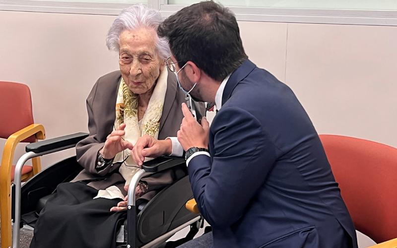 Foto del President de la Generalitat conversant amb la Maria Branyas