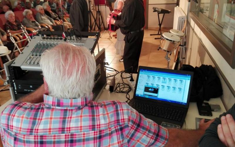 Todo listo para que empiece el espectáculo del Casal de la Gent Gran de Torelló