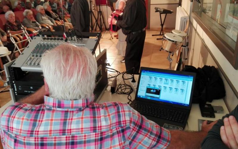 Todo listo para que empiece el espectáculo del Casal de la Gent Gran de Torelló