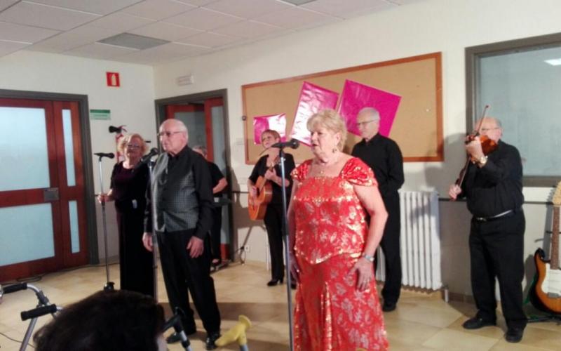 Música para celebrar el Día Internacional de los Mayores, con el Casal de la Gent Gran de Torelló, en la Residencia Santa María del Tura