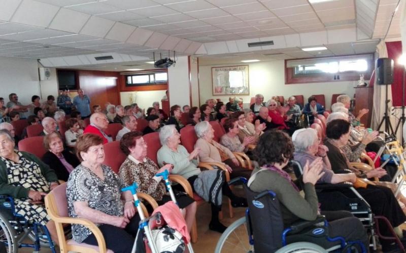 Disfrutando del espectáculo del Casal de Gent Gran de Torelló, con nuestros residentes