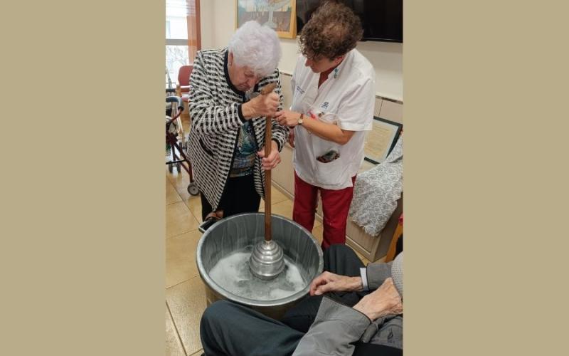 Demostració del funcionament del Lavachup en mans d'altres persones residents i professionals de la Residència Santa Maria del Tura. 
