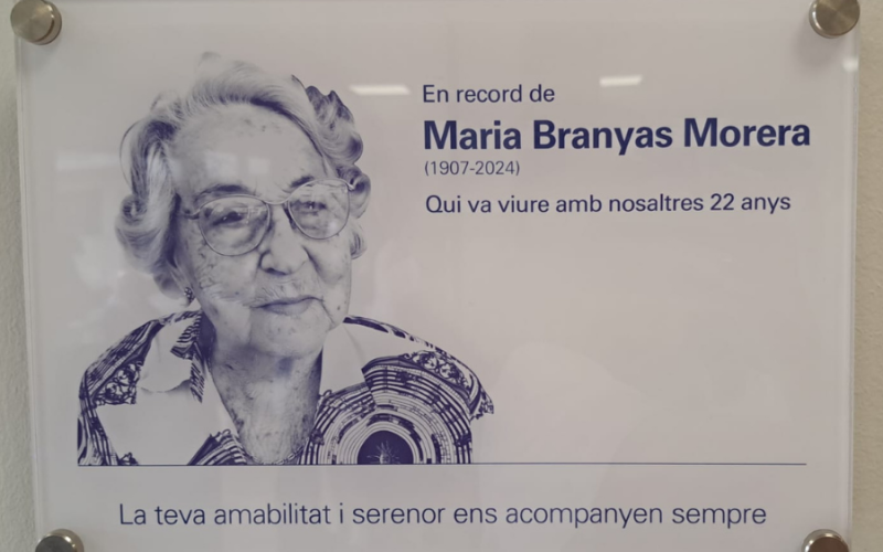  La placa que recorda el seu pas per la Residència Santa Maria del Tura i la petjada que va deixar.