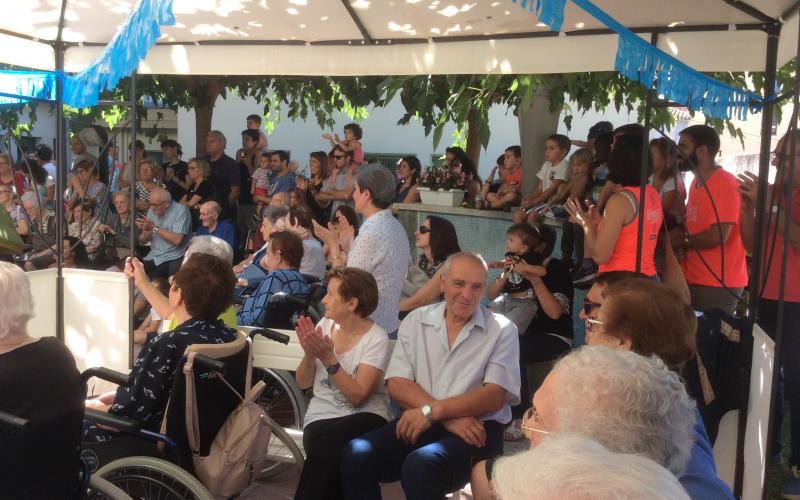 Les Festes del barri de Sant Ferriol d'Olot visiten la Residència Santa Maria del Tura.