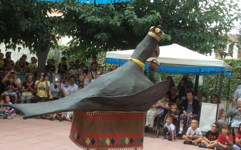 Baile del Águila de las fiestas de Sant Ferriol, en el patio de la Residència Santa Maria del Tura.