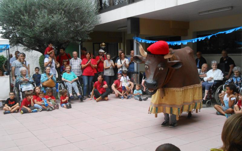 Baile del buey, de las fiestas de Sant Ferriol, en la Residència Santa Maria del Tura