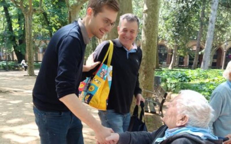 Sortida de les Residències de la Garrotxa, en una activitat inclusiva i esportiva per promoure la vida activa. A la foto, salutació de l'alcalde d'Olot a les persones grans.