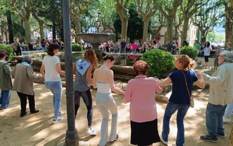Sortida de les Residències de la Garrotxa, en una activitat inclusiva i esportiva per promoure la vida activa. També hi va haver elements tradicionals, com el ball de sardanes i gegants.