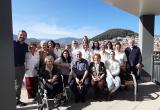 Imatge de grup de la visita del CSIC i la Farmàcia de Dalt amb l'equip tècnic i directiu, la Maria i alguns dels seus familiars