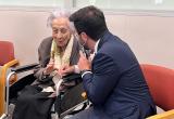 Foto del Presidente de la Generalitat conversando con Maria Branyas