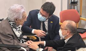 Foto del saludo del Presidente de la Generalitat de Cataluña y del Consejero de Derechos Sociales a Maria Branyas